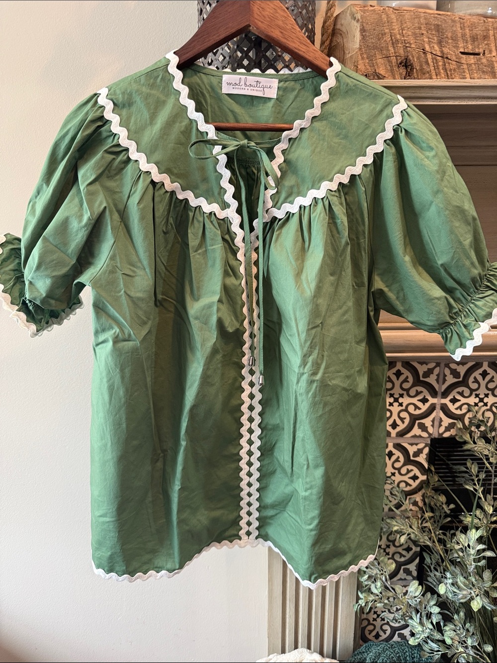 Mad Boutiques Green Puff-Sleeve Blouse with White Rickrack Trim NWOT